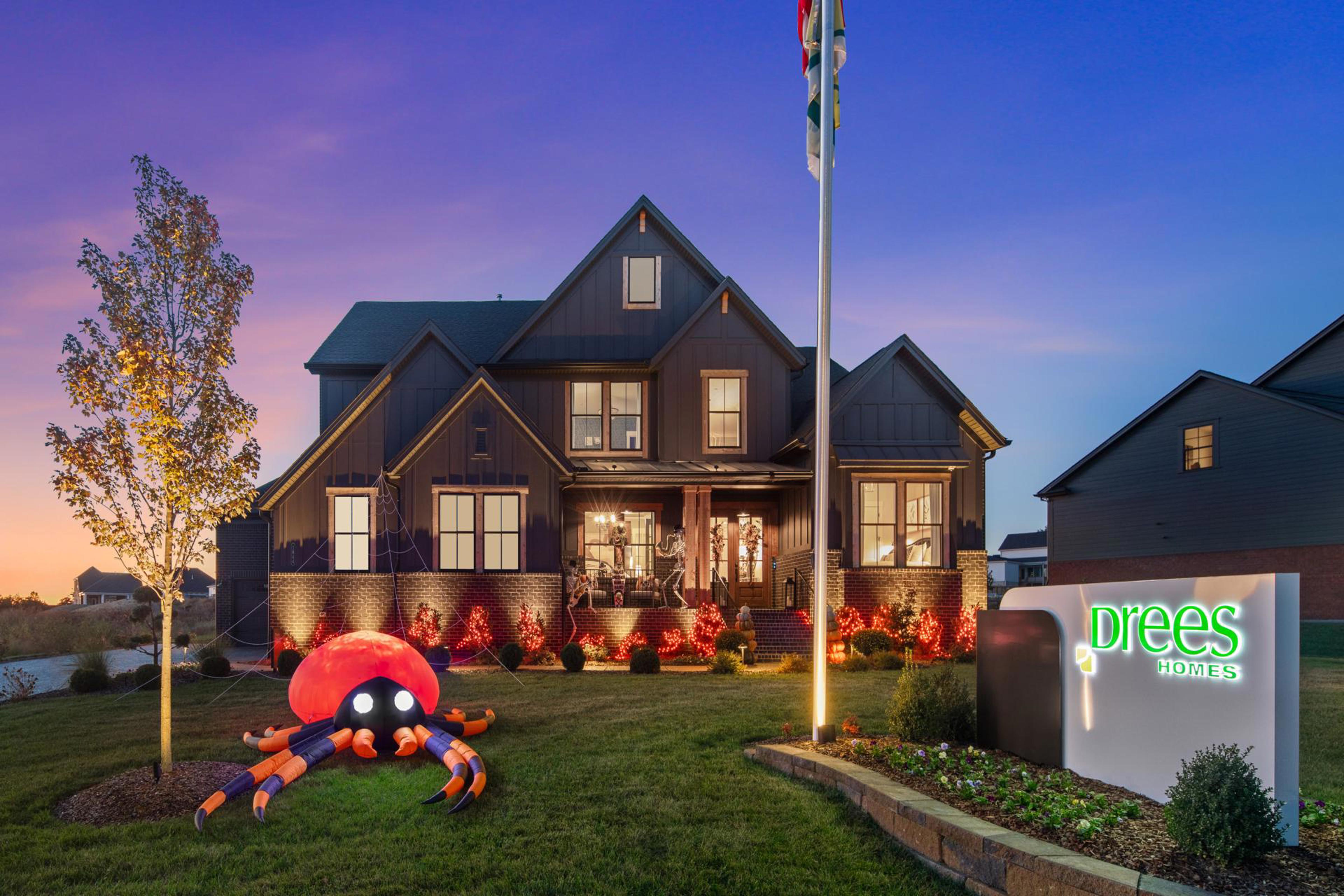 ANN1-0116-00_Wilshire B_Halloween_Exterior_Drees