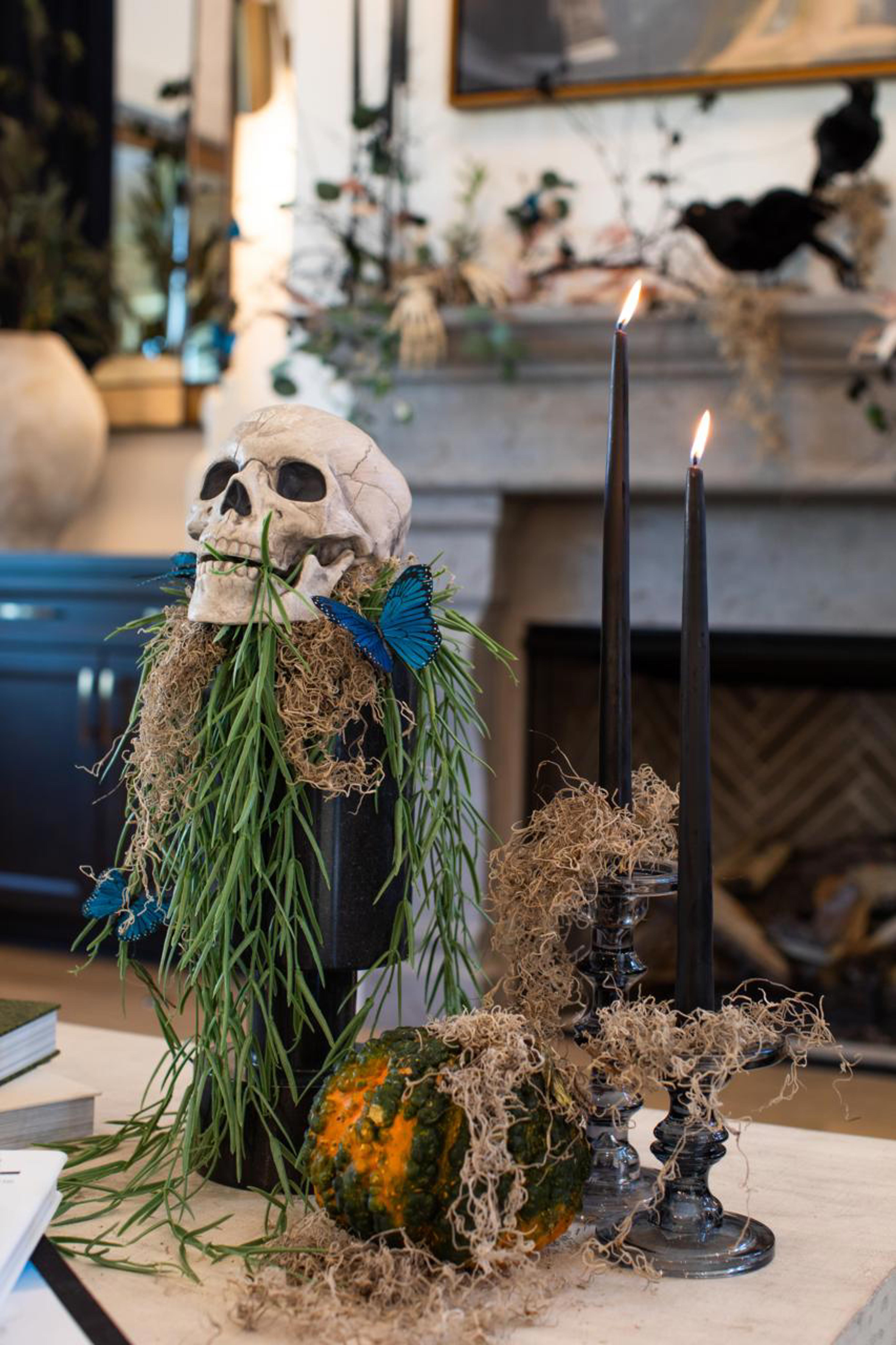 ANN1-0116-00_Wilshire B_Halloween_Family Room 2_Drees