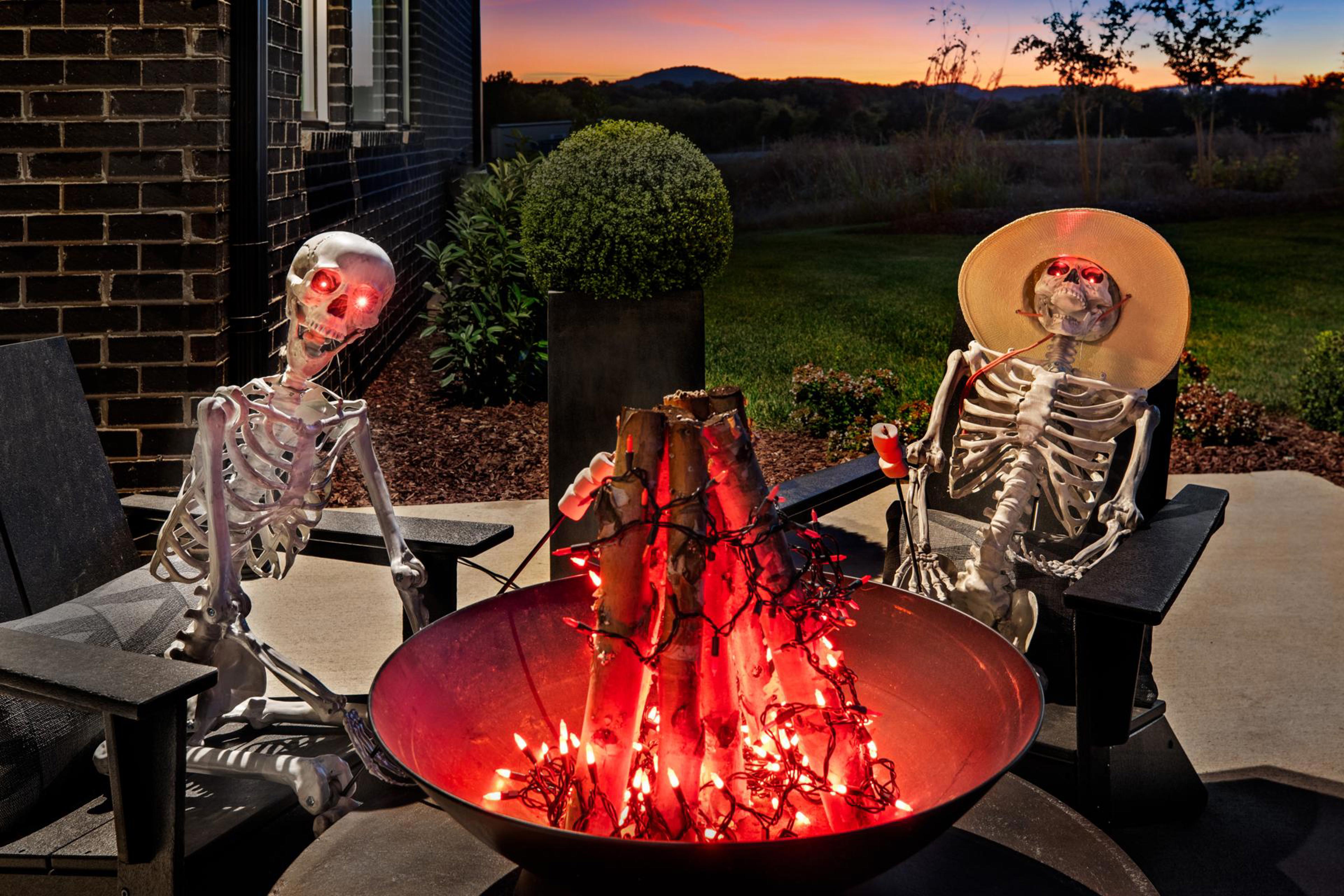 ANN1-0116-00_Wilshire B_Halloween_Outdoor Living 1_Drees