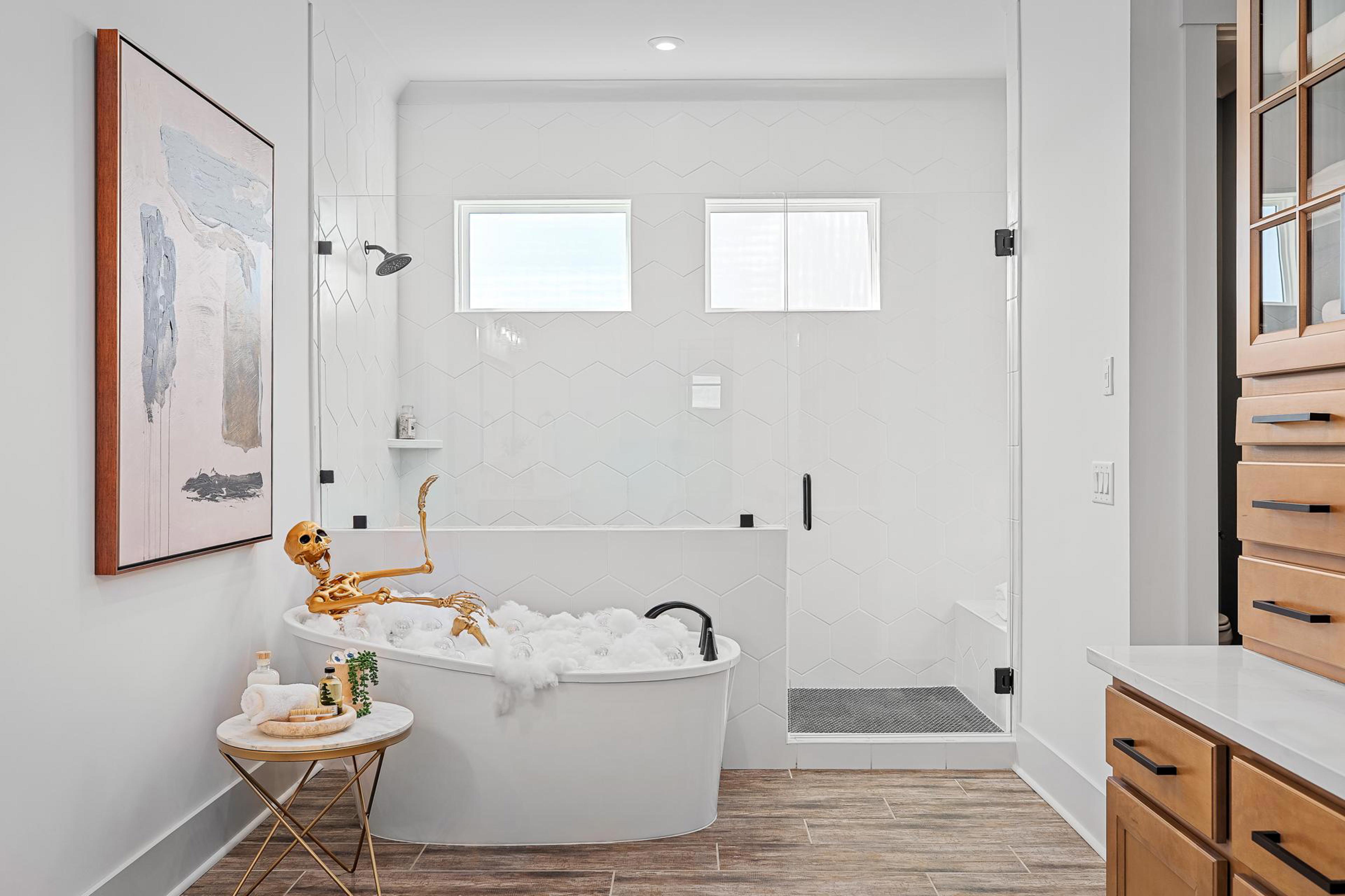 ANN1-0116-00_Wilshire B_Halloween_Owners Suite Bath 1_Drees
