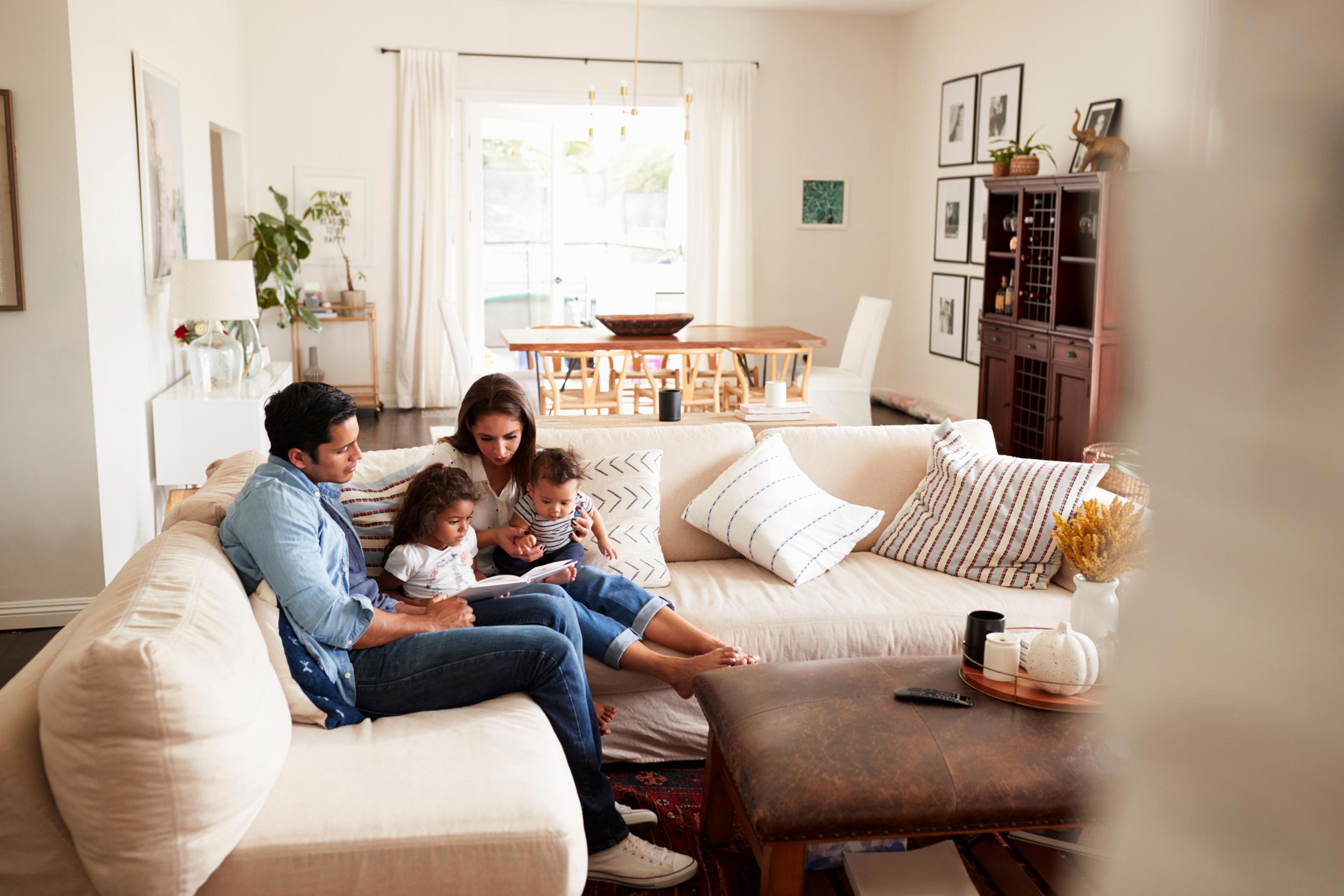 family on laptop in living room_Drees